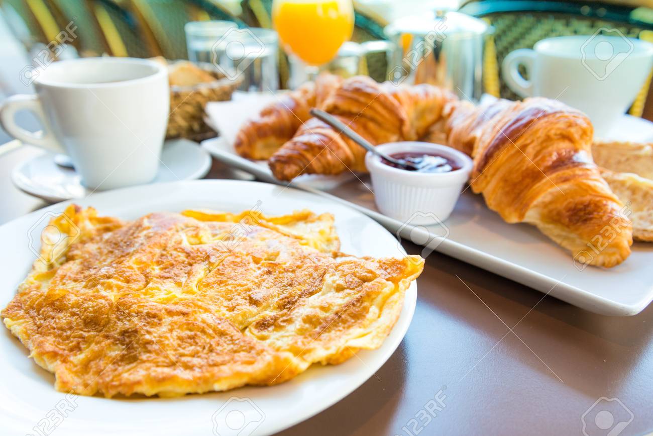pain, boisson chaud croissant du jus